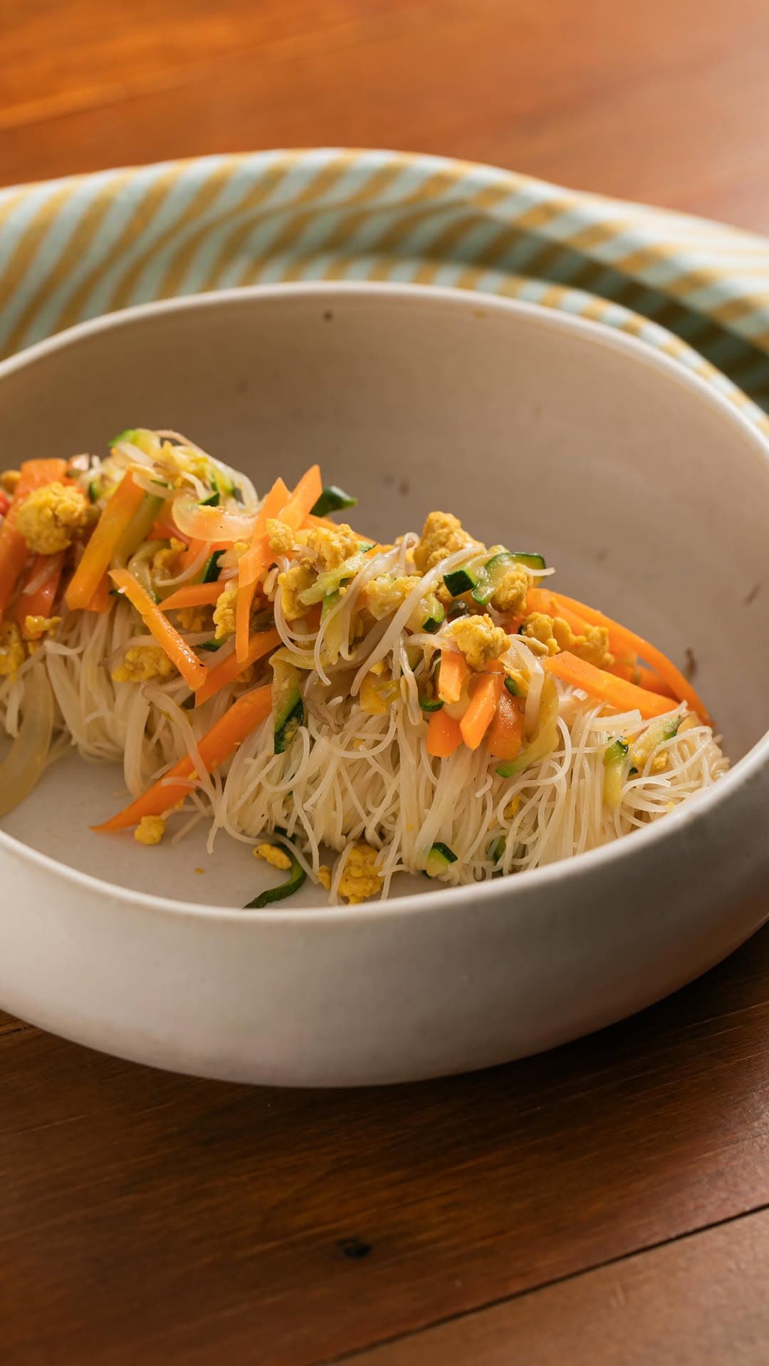 Verduras crocantes, ovos mexidos e espaguete de arroz