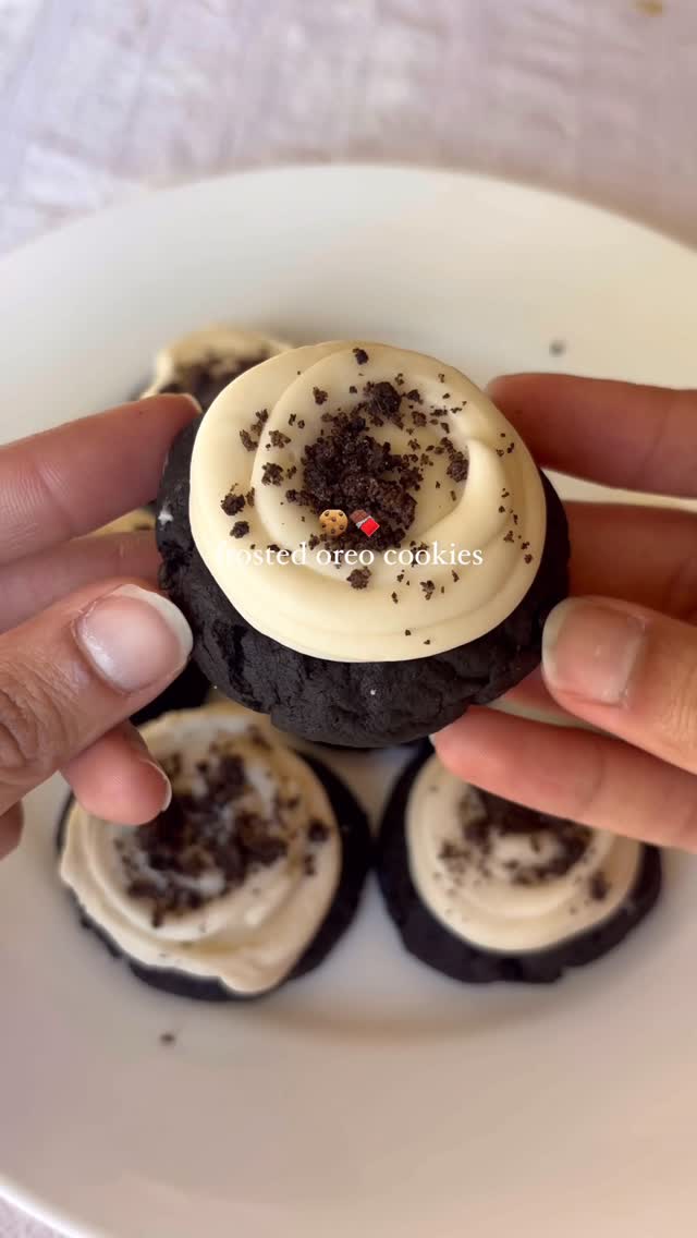 Oreo Crumbl Cookie Dupe