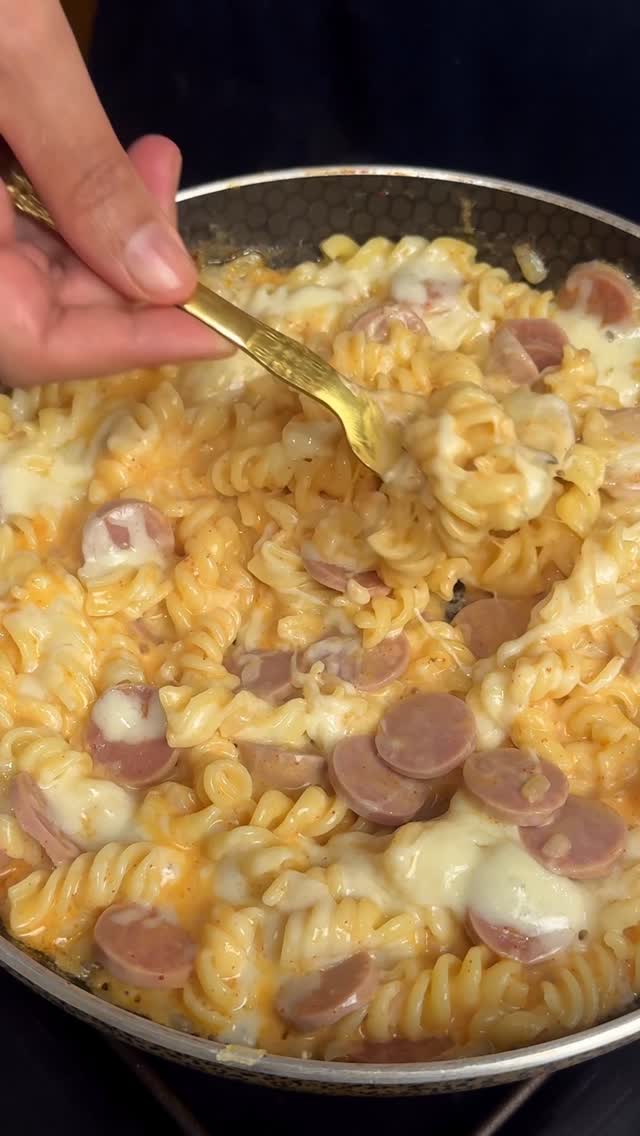 Pasta con salchichas y queso