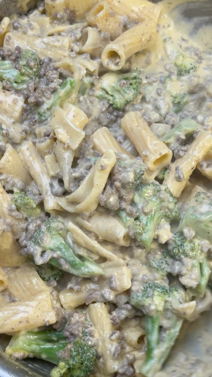 Cremige Brokkoli-Hackfleisch-Pasta