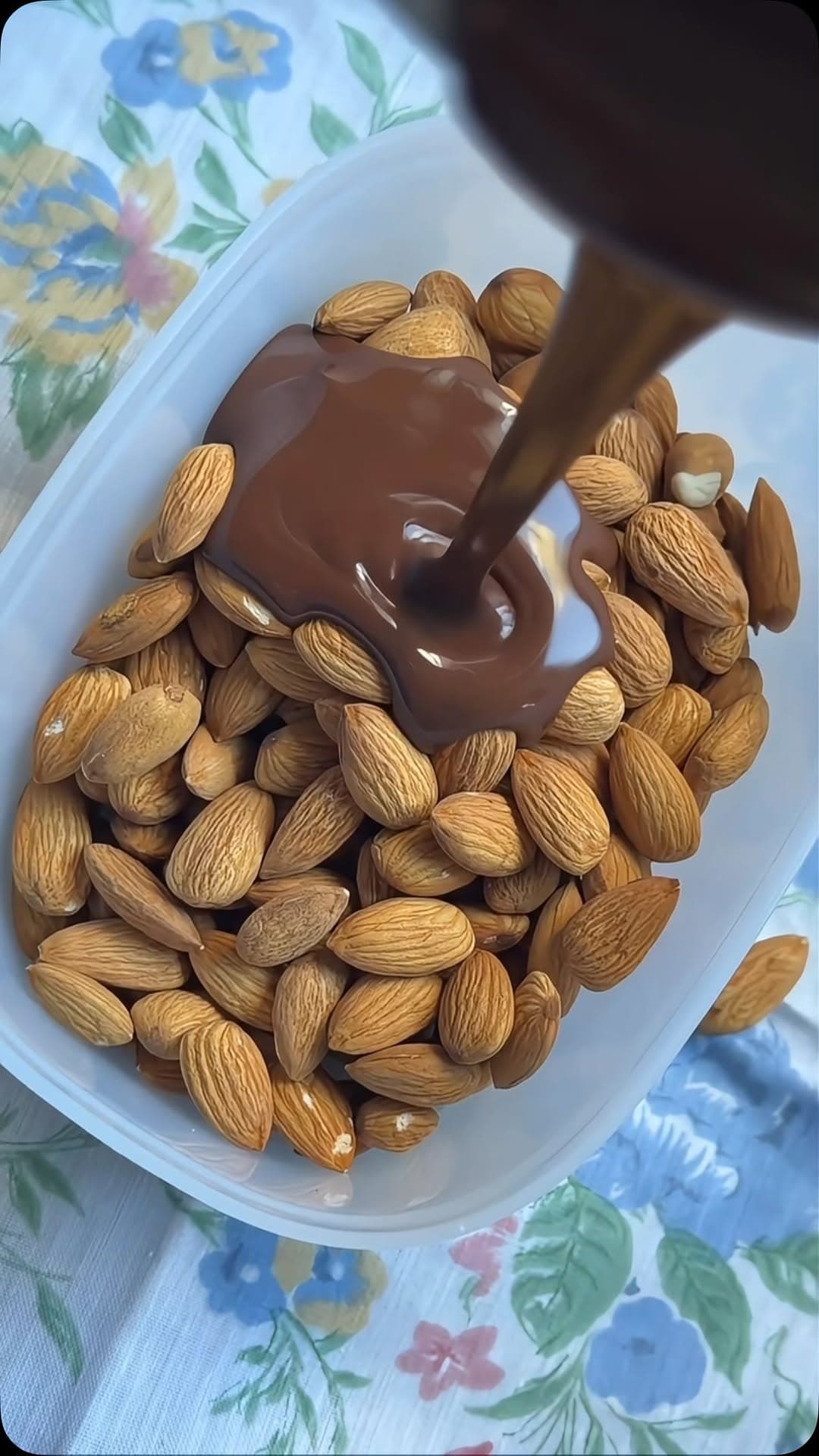 لوز مغطى بالشوكولاتة الداكنة