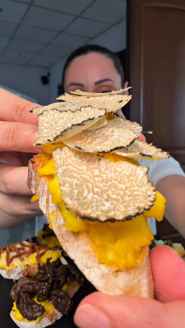Crostini gourmet con uova strapazzate