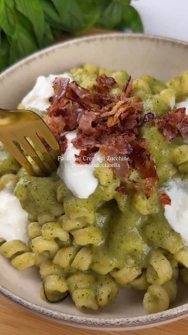 Pasta con crema di zucchine, speck e stracciatella