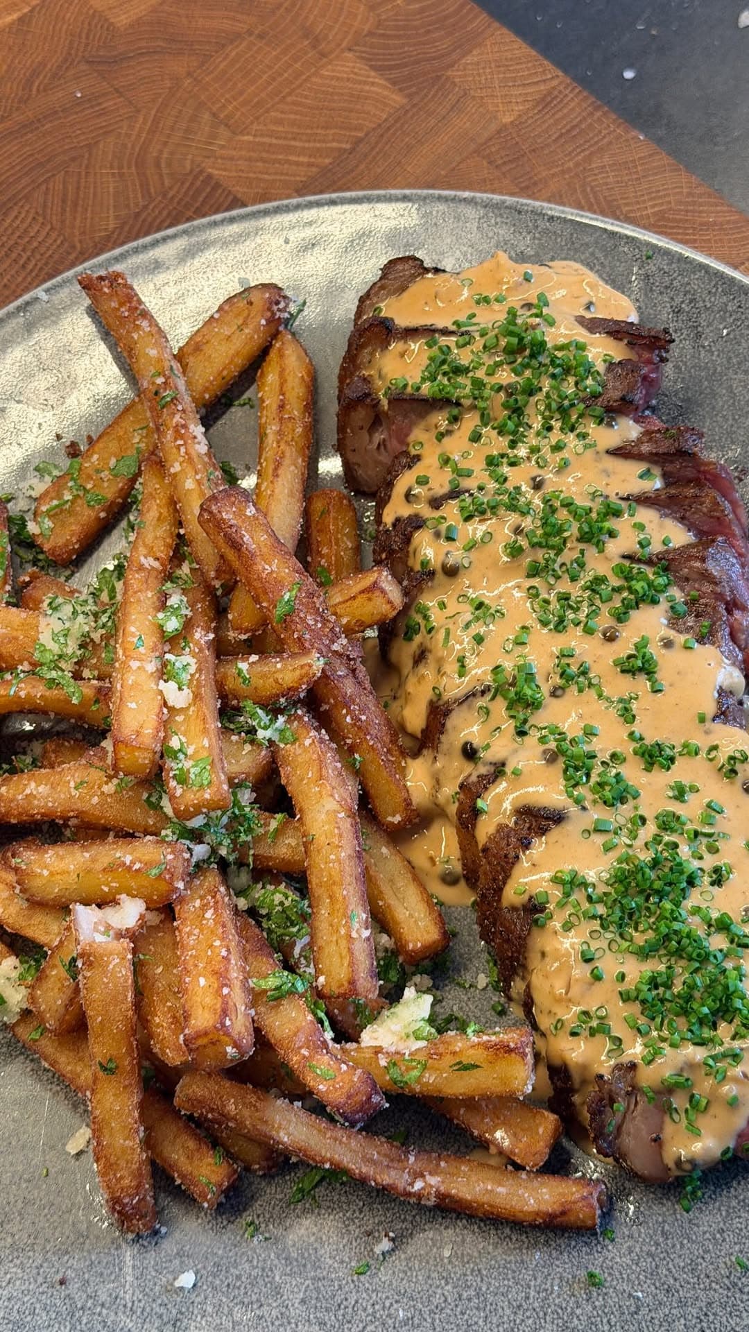 Steak med pommes frites och grönpepparsås