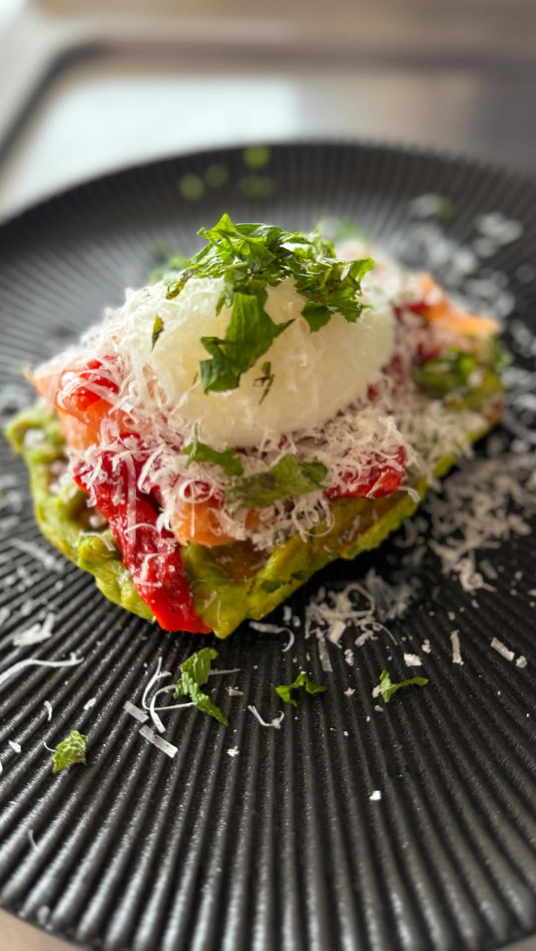 Gaufres d'avocat au saumon et œuf mollet