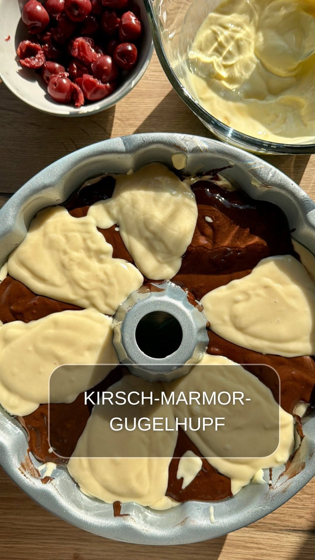 Saftiger Donauwellen-Gugelhupf mit Frischkäse-Quark-Füllung
