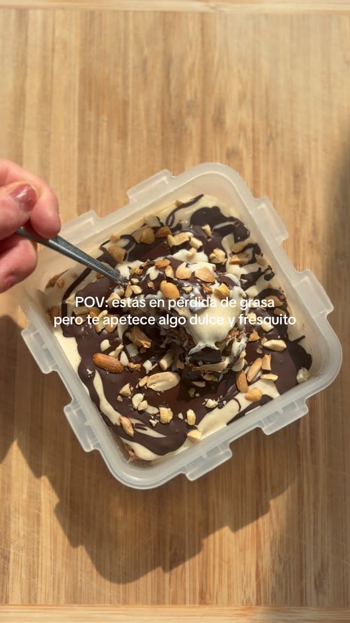 Bizcochito proteico de plátano con crema de yogur