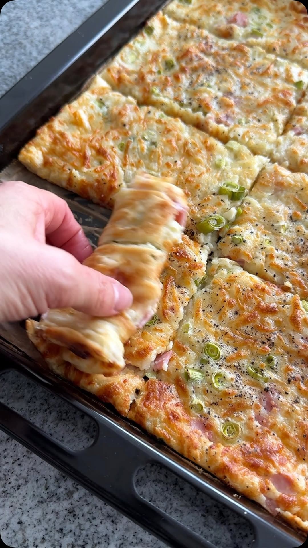 Herzhafter Ofenpfannkuchen mit Schinken und Mozzarella