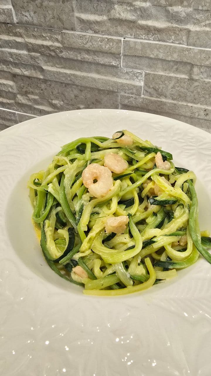 Tagliatelle di zucchine con gamberetti e crema