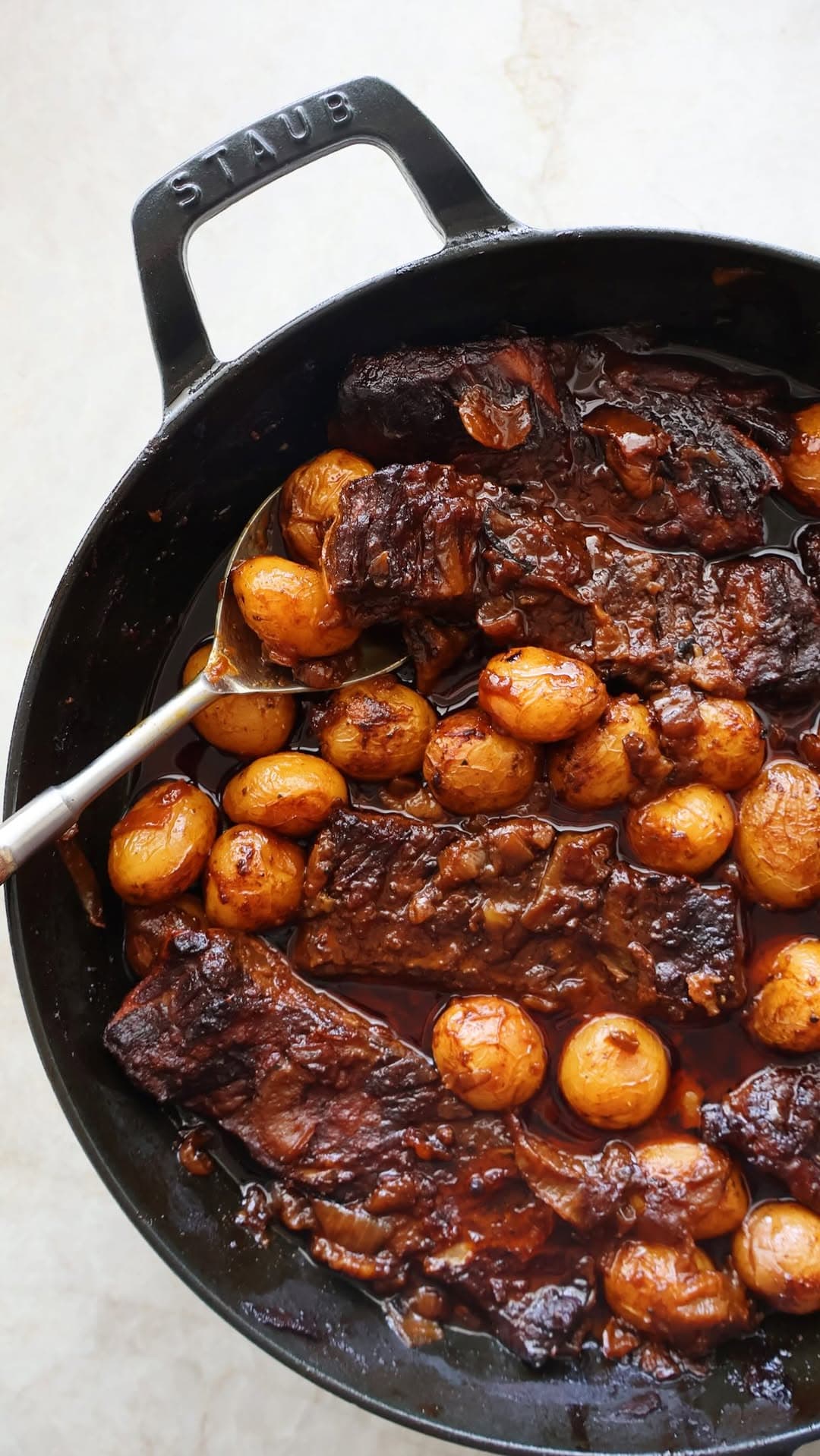Costillas cocinadas a fuego lento con patatas baby