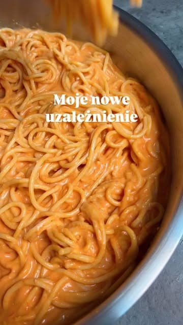 Makaron z buratą i pomidorkami koktajlowymi