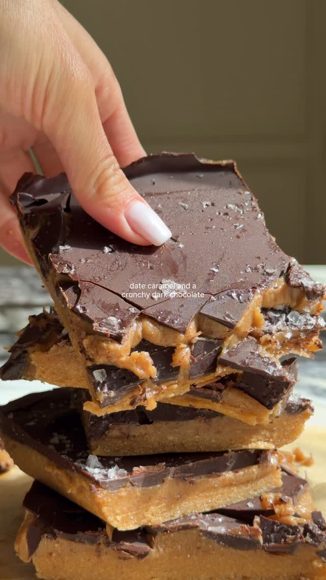 Masa de galleta proteica con caramelo de dátil y chocolate negro