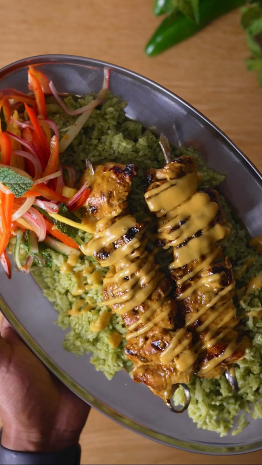 Pollo al mango y jengibre con arroz verde