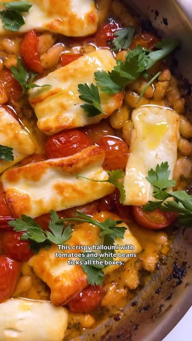 Halloumi crujiente con tomate cherry, alubias blancas y pan crujiente