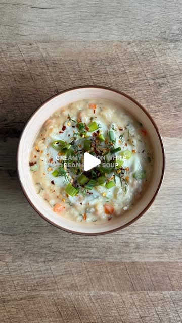 Zitronen-Suppe mit weißen Bohnen