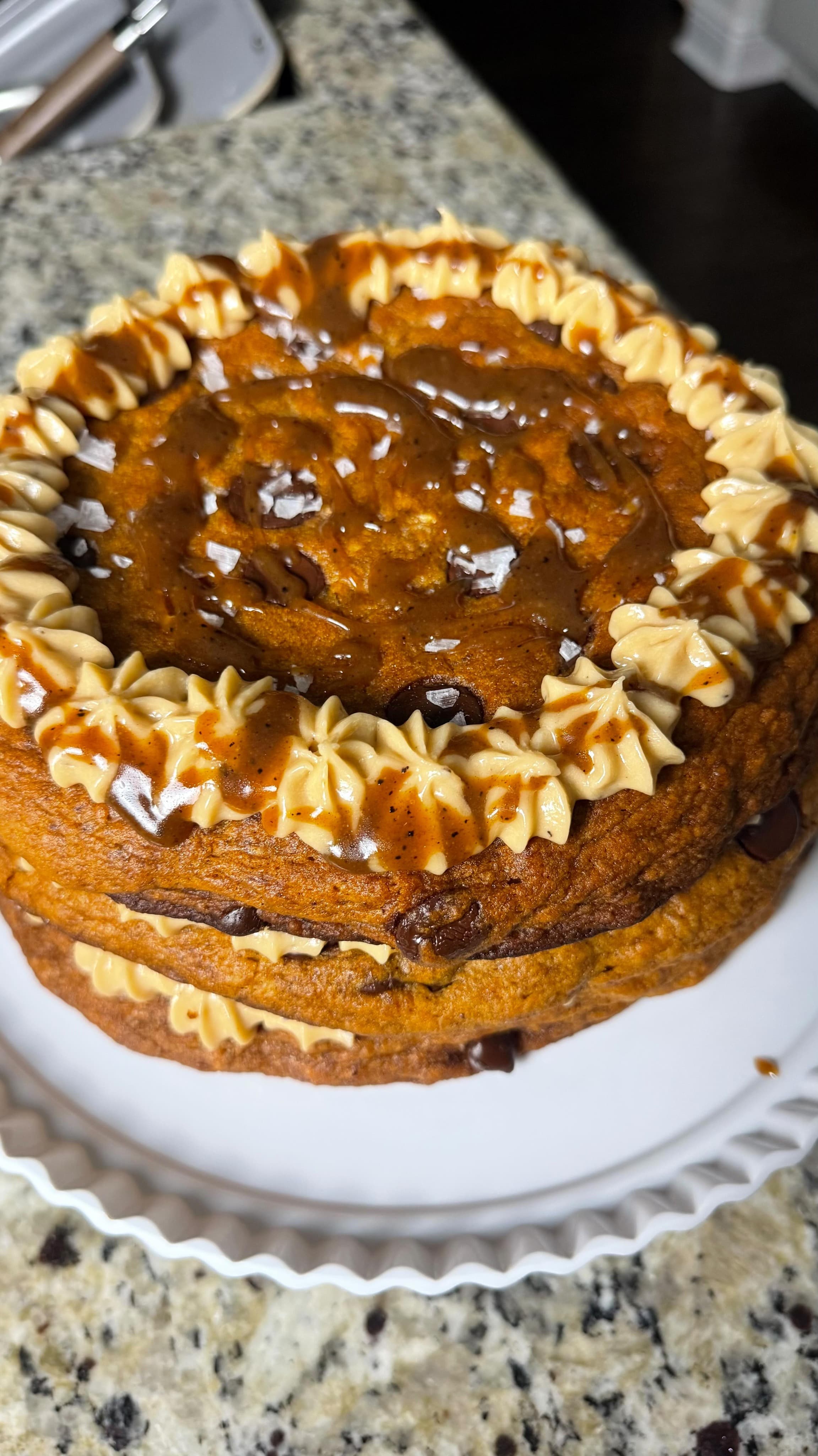 Pastel de galletas con chips de chocolate y plátano con mantequilla dorada y frosting de queso crema