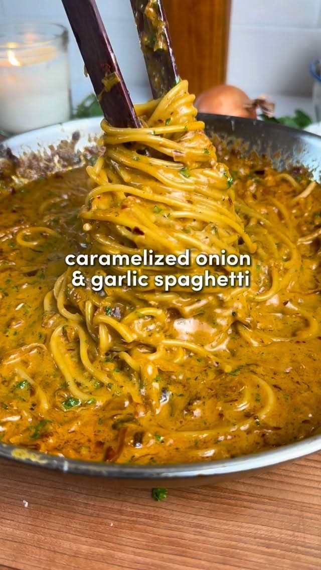 Karamelliserede løg og hvidløg spaghetti
