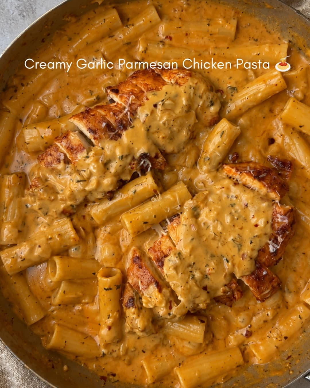 Pasta Cremosa de Pollo al Ajo y Parmesano