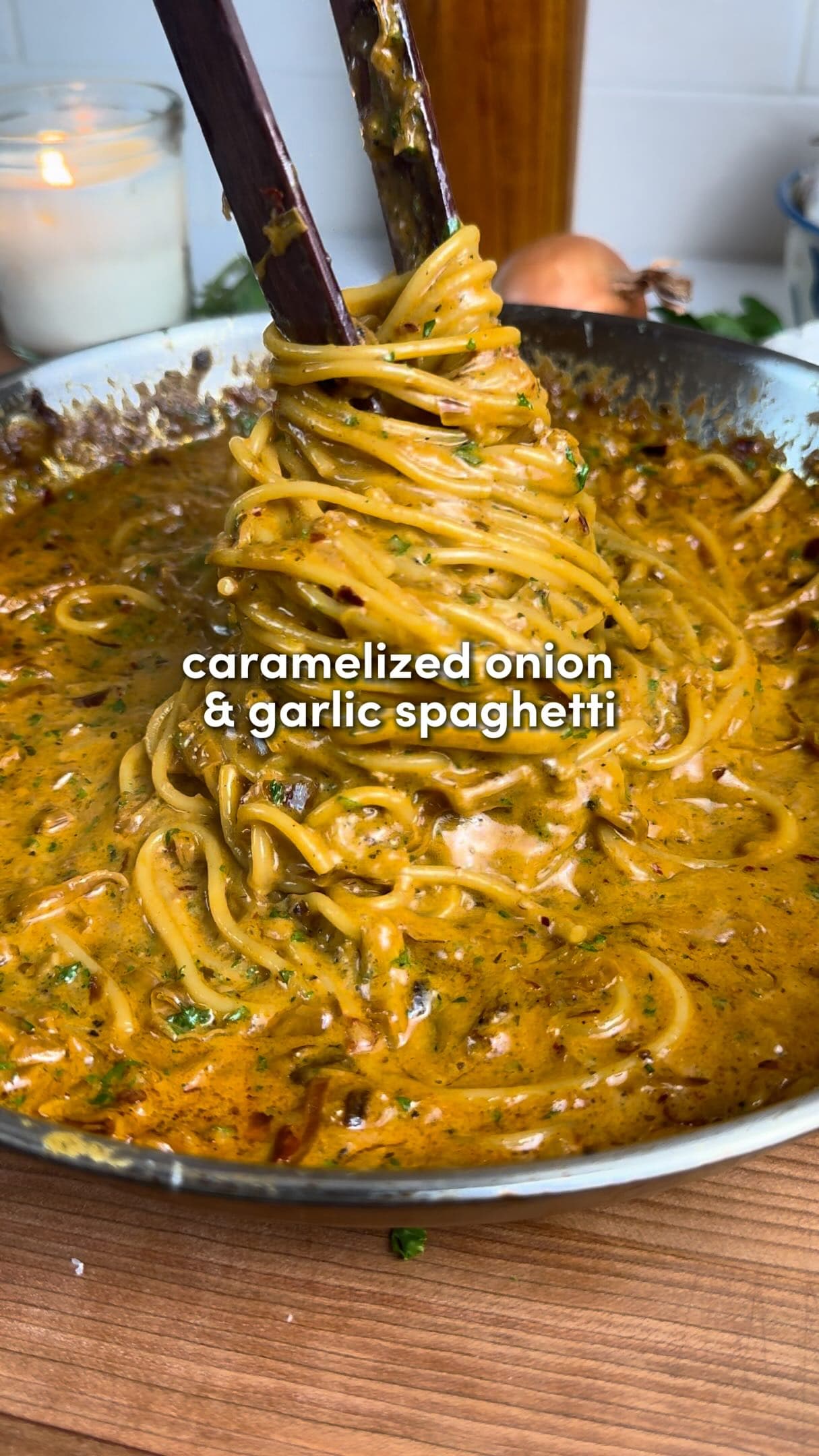 Espaguetis con cebolla caramelizada y ajo