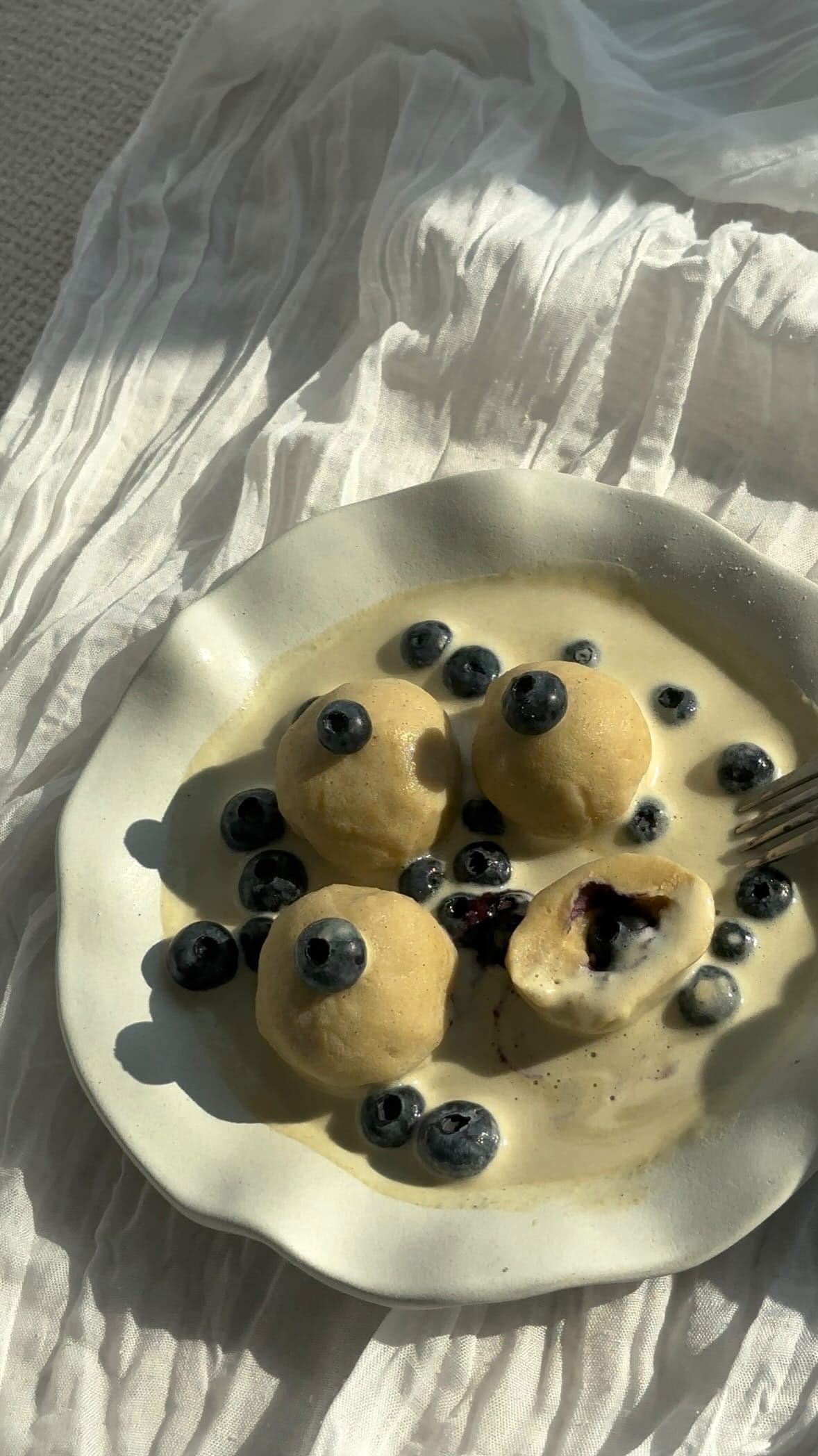 Gesunde Protein Knödel mit Blaubeeren und Vanille Soße