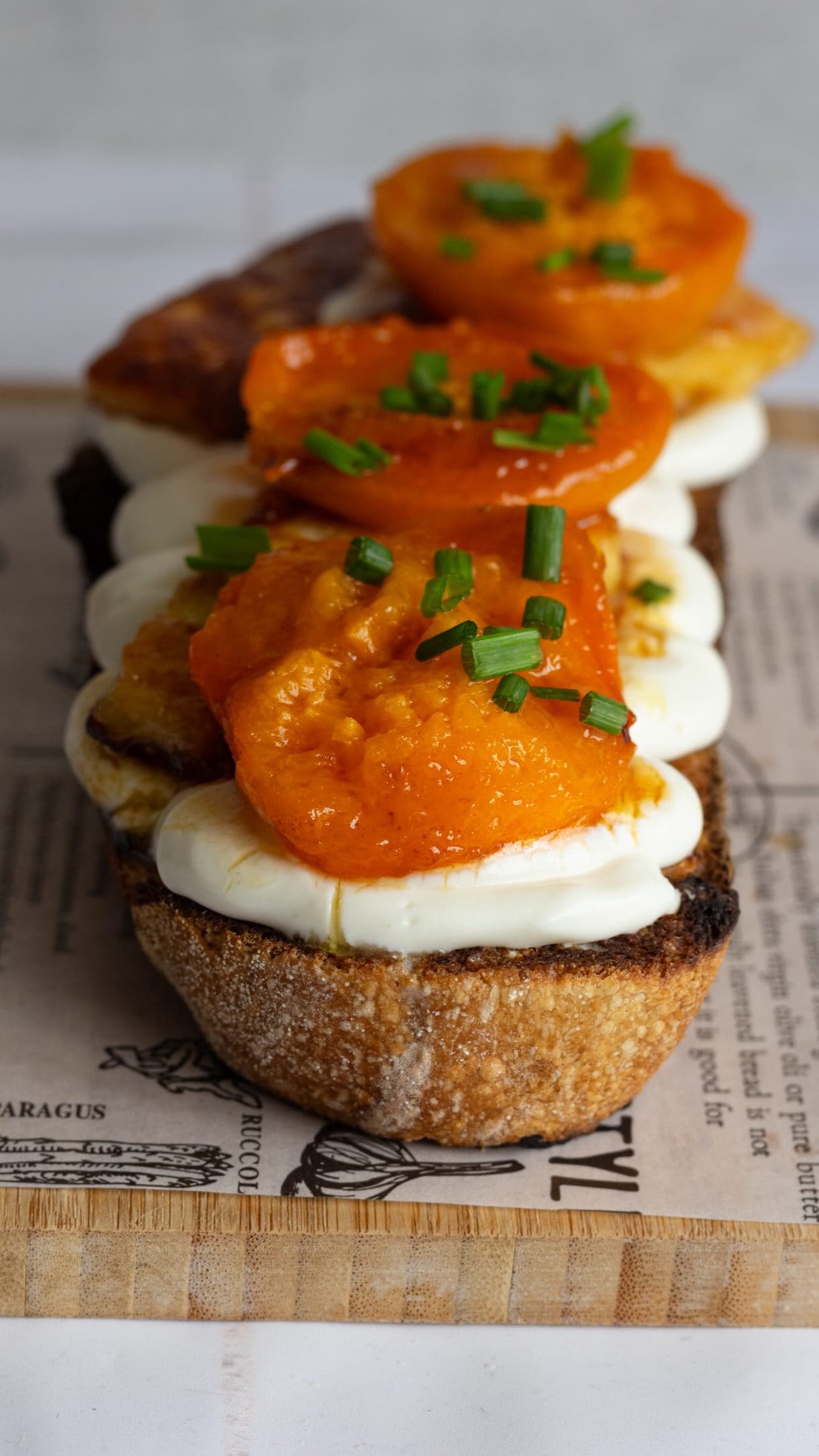 Halloumi s meruňkami na kváskovém chlebu