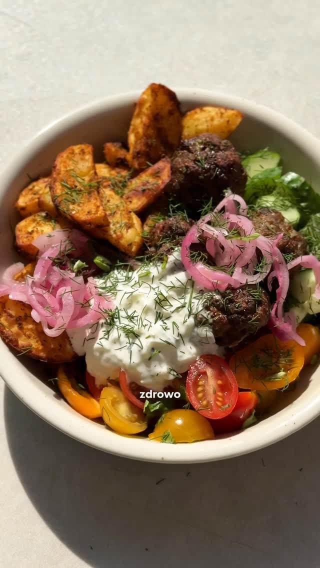 Grecki bowl z meatballsami z indyka