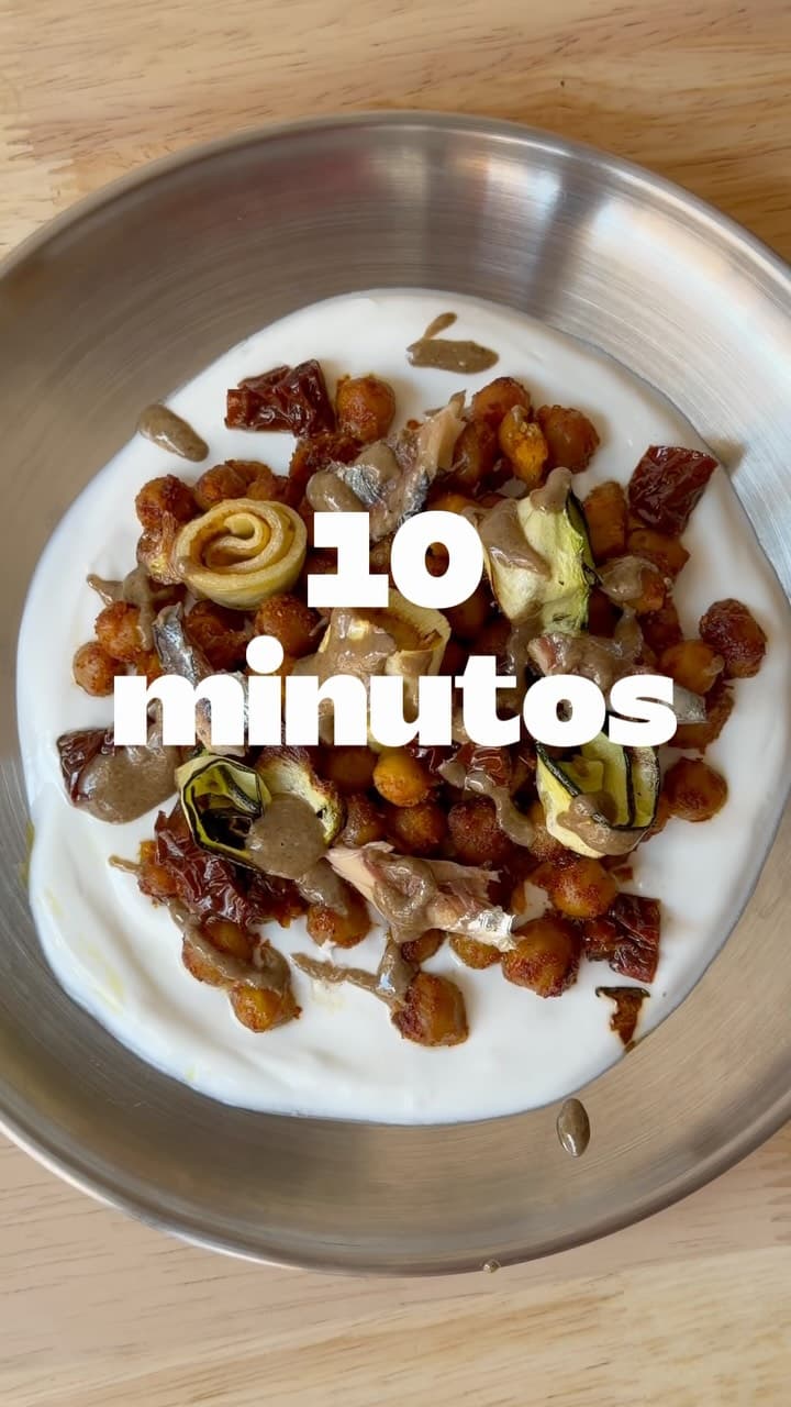 Ensalada de garbanzos crujientes con calabacín y sardinas