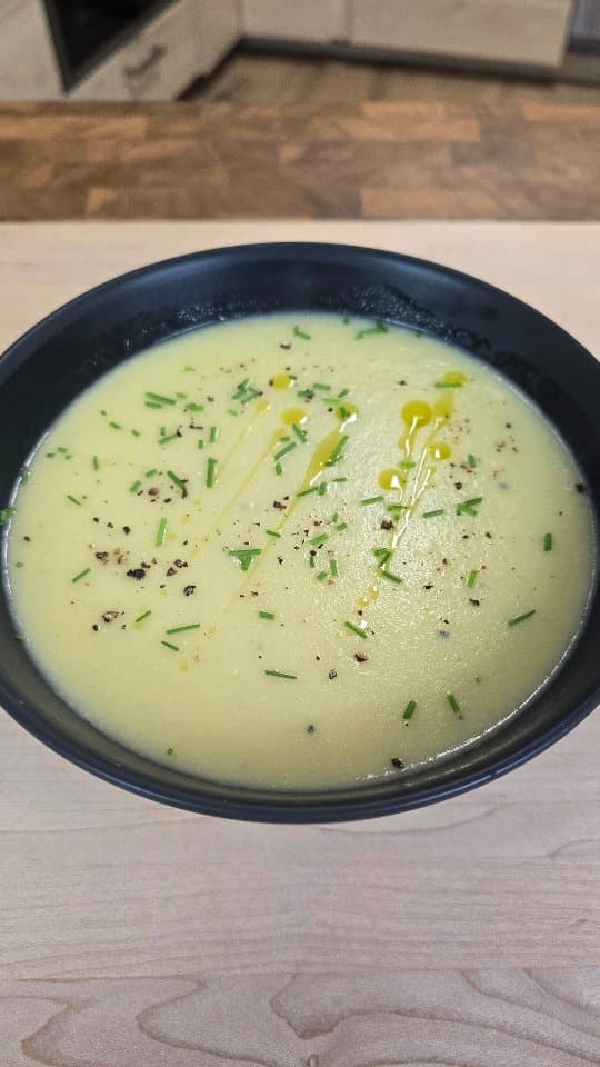 شوربة البطاطس والبصل الأخضر من ريمي