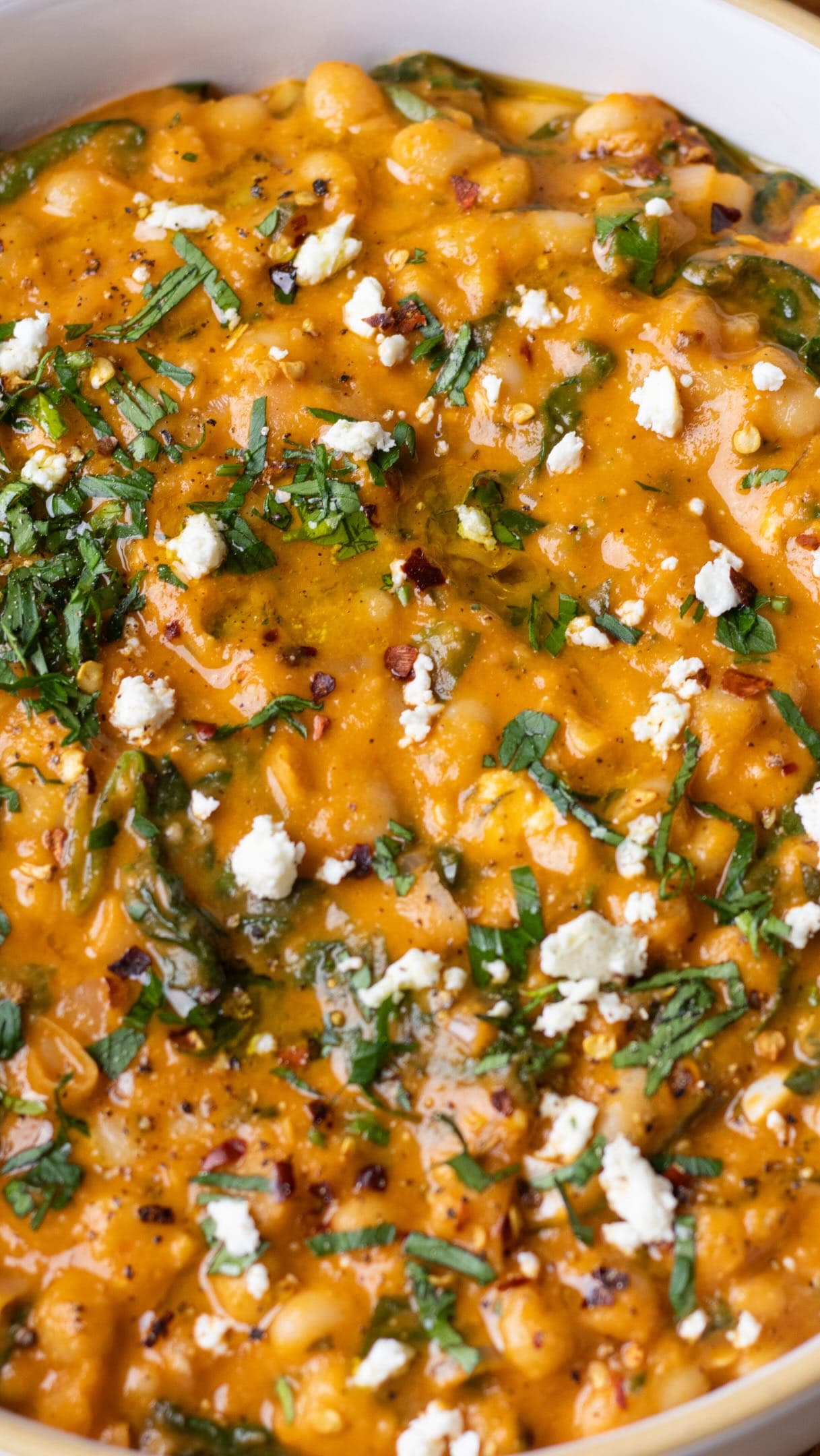 Frijoles asados con pimiento rojo y feta