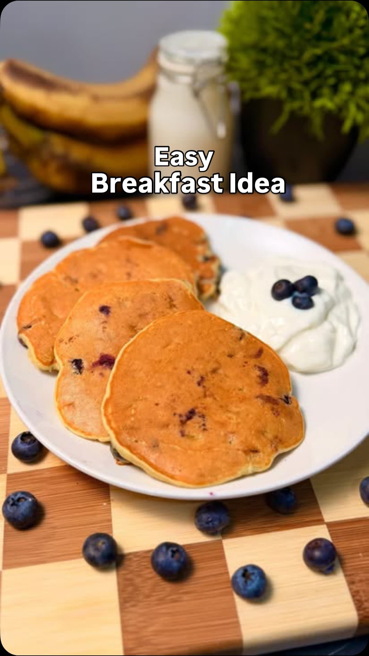 Pancakes soffici con mirtilli e banana