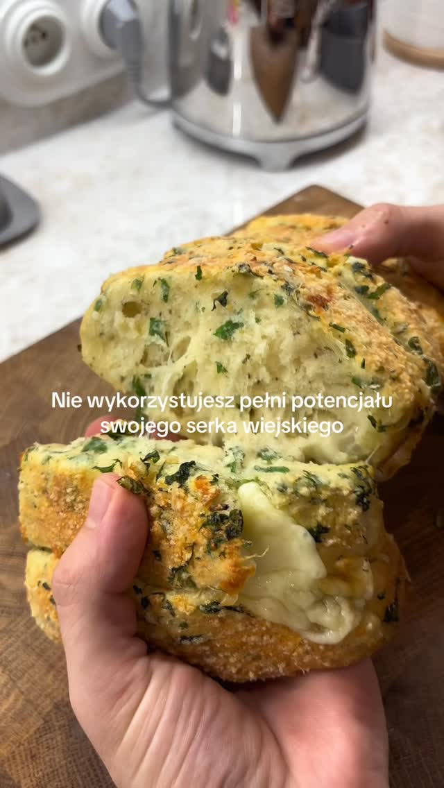 Bułeczki czosnkowo-serowe z serka wiejskiego