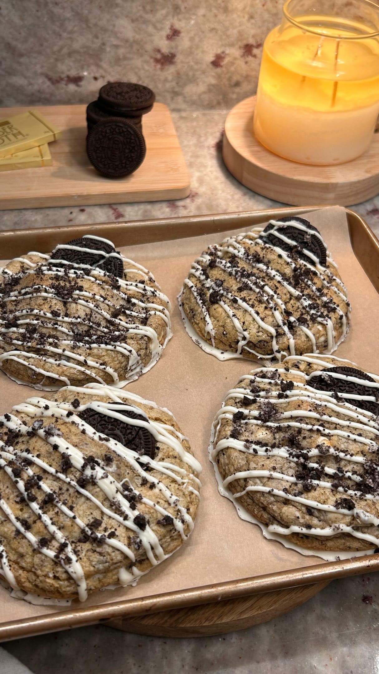 Galletas estilo panadería rellenas de Oreo