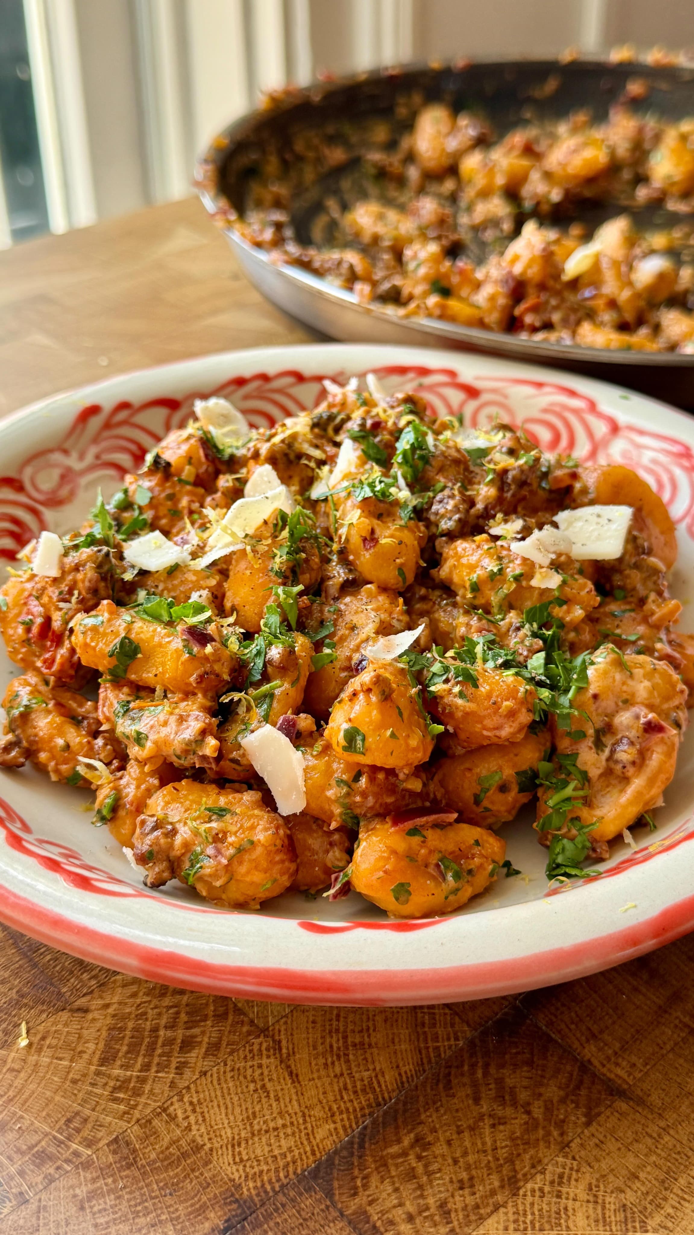 Gnocchis croustillants au tofu rôti et sauce à la crème d'ail