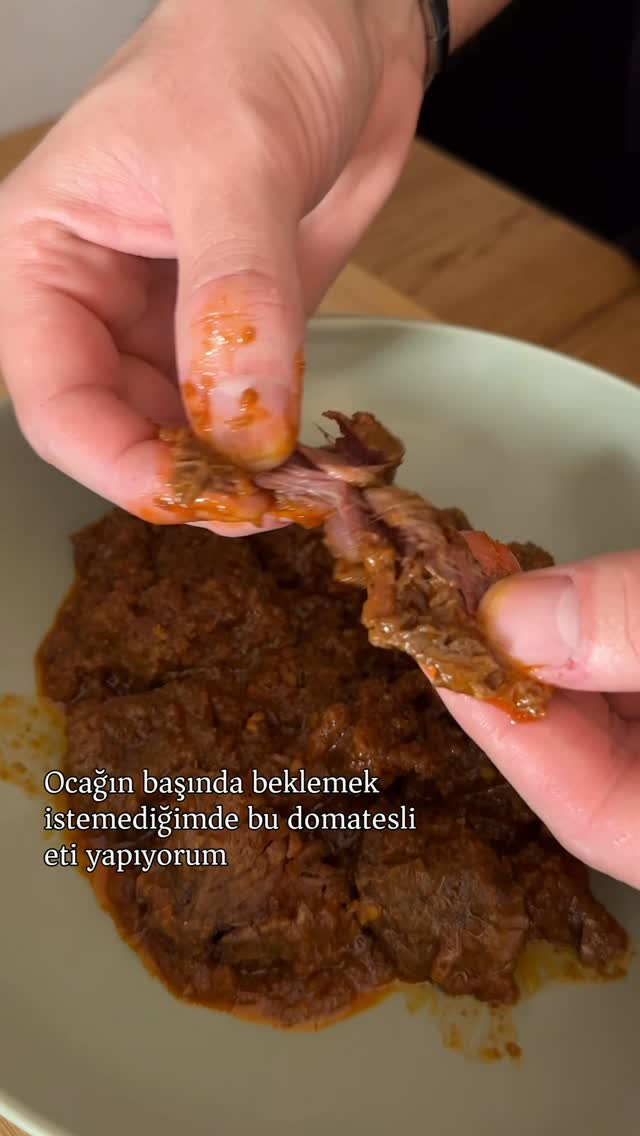 Domates Soslu Yumuşak Et Yemeği