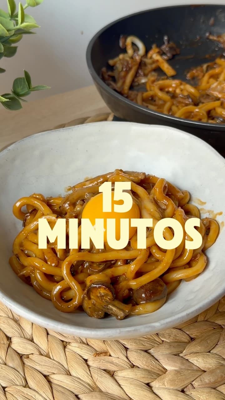 UDON CREMOSOS CON SETAS Y YEMA