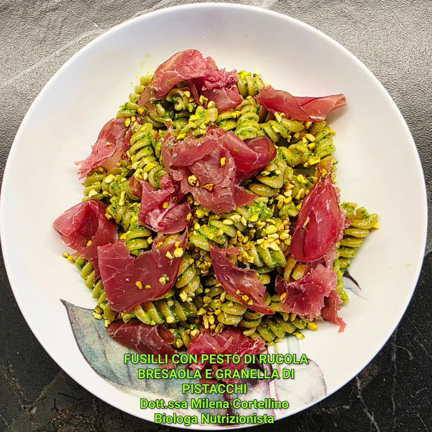 Fusilli al pesto di rucola, bresaola e granella di pistacchi