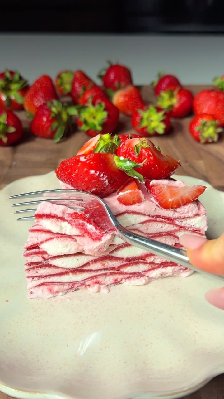 Torta di Crêpe con Fragole e Crema