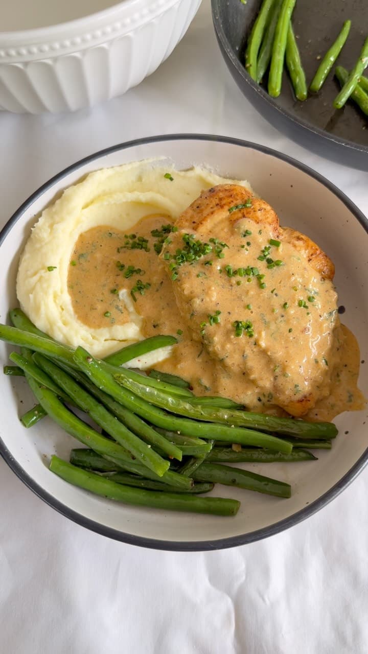 Poulet grillé avec purée de pommes de terre et sauce