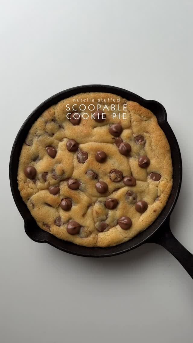 Nutella Stuffed Scoopable Cookie Pie