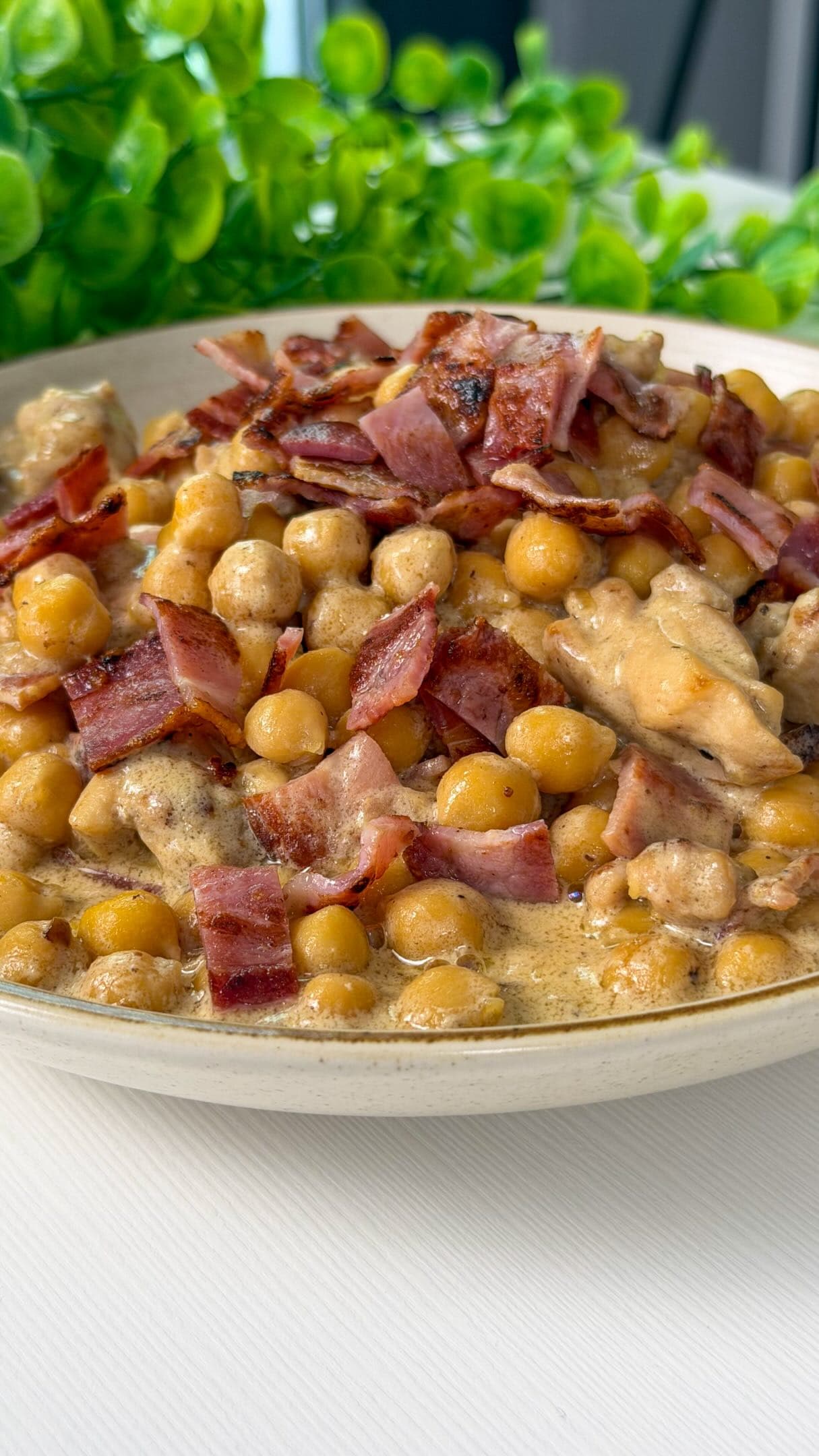 GARBANZOS CREMOSOS CON POLLO Y BACON CRUJIENTE