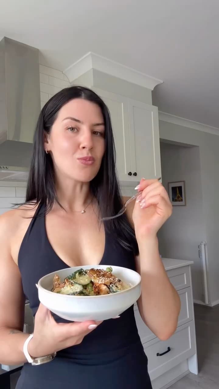 Insalata di riso croccante con pollo e avocado