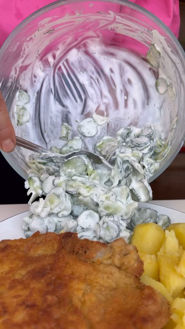 Letni polski obiad: mizeria z ogórków, kotlet schabowy z kością i ziemniaki