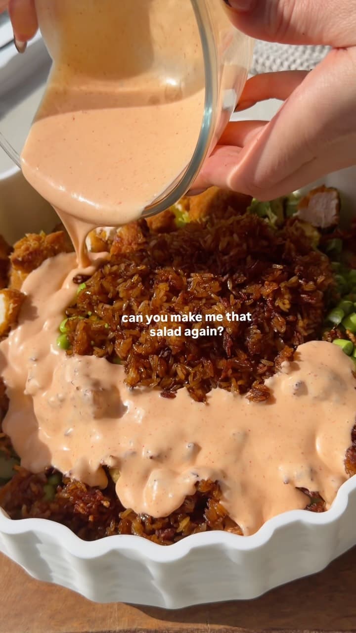 Hot Honey Chicken Crispy Rice Salad z majonezem sriracha