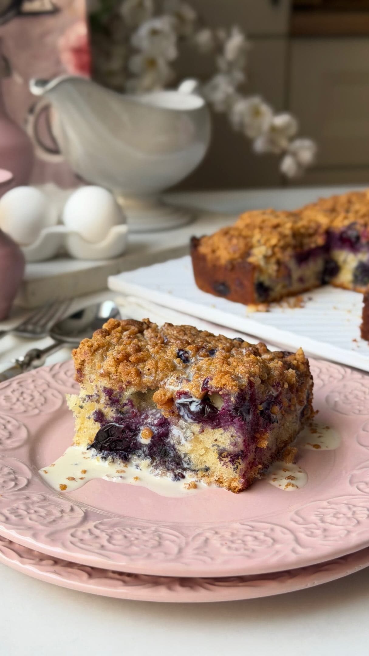 Berry Crumble Cake with White Sauce