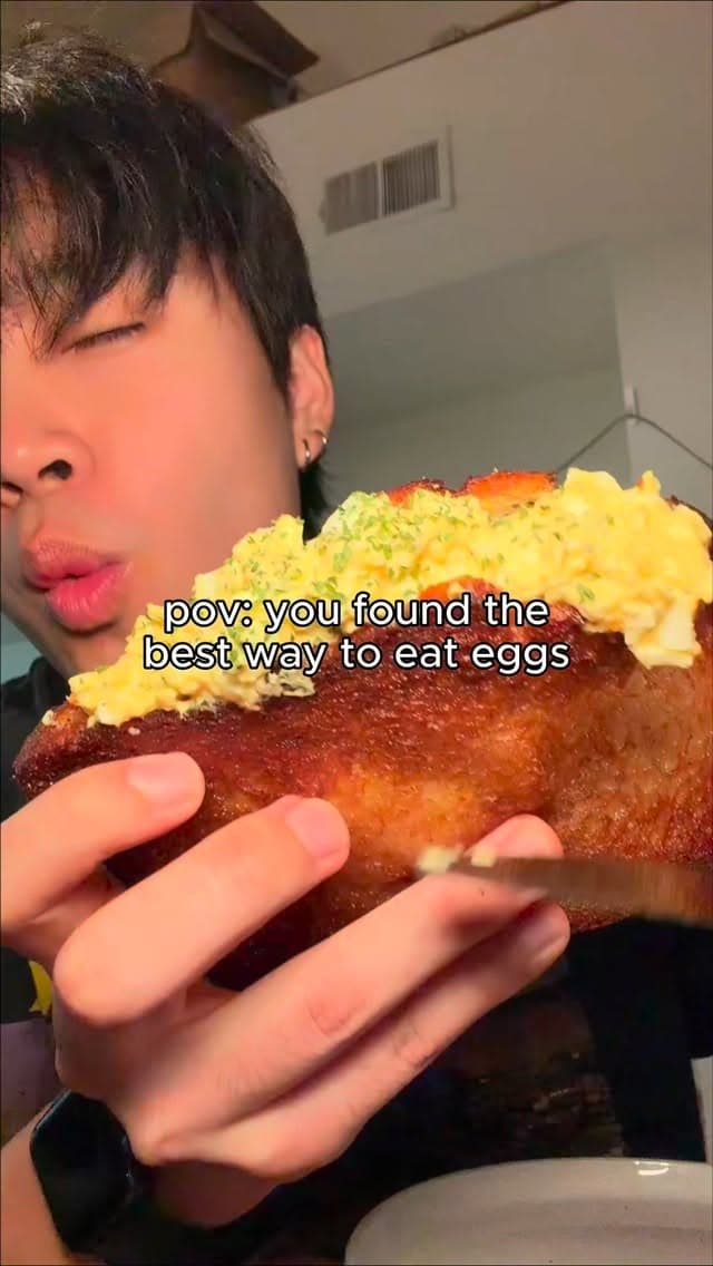 Sándwich japonés crujiente con huevo
