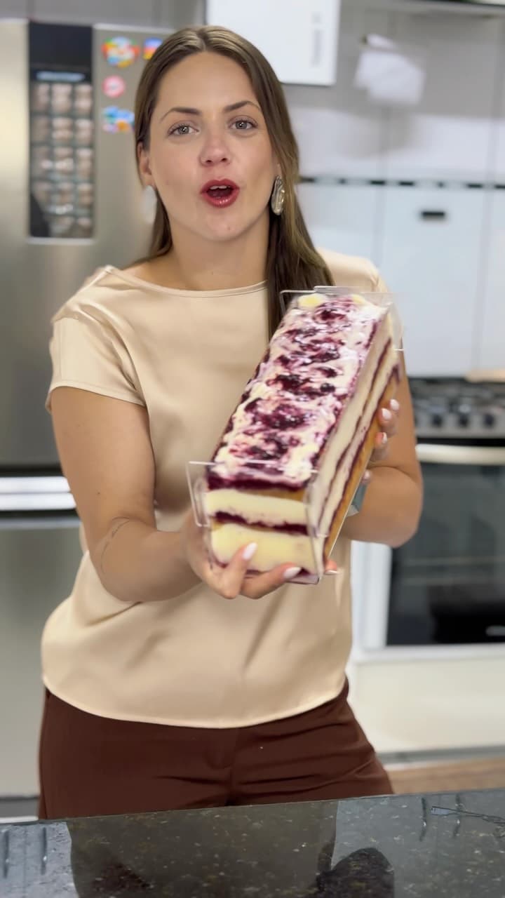 Bolo de Pão de Ló com Recheio de Limão e Geleia de Frutas Vermelhas