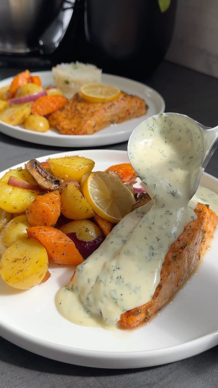 Saumon au four avec légumes et sauce moutarde citron-aneth