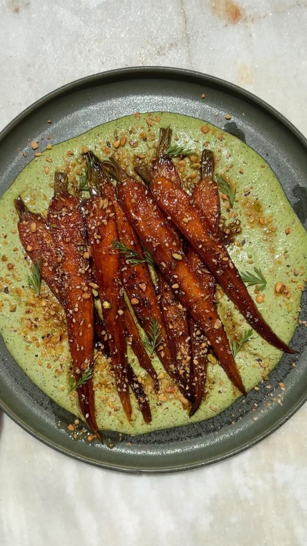 Zanahoria Glaseada con Salsa Verde Cremosa