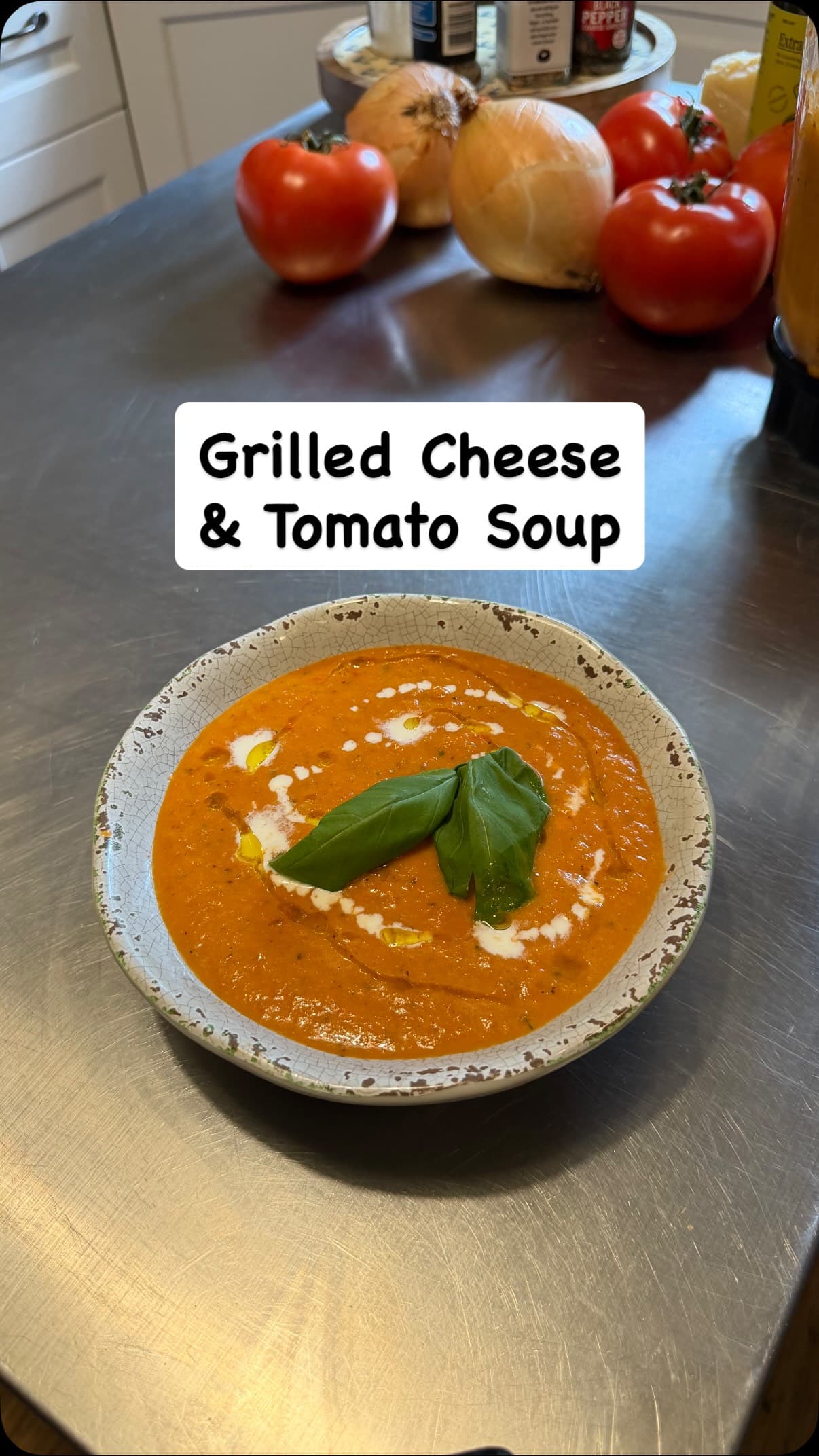 Sopa de Tomate Assado e Sanduíche de Queijo Grelhado