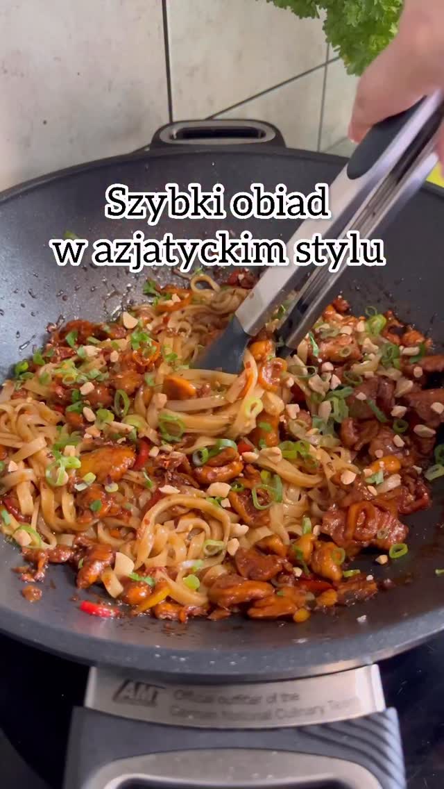 Szybki makaron ryżowy z kurczakiem w sosie azjatyckim